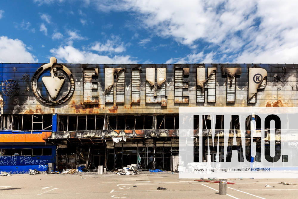 Ukraine-Krieg, Jahrestag der Invasion, Chronologie der Ereignisse, Archivbilder Bilder des Jahres 2022, News 06 Juni Life In Bucha Amid Devastation Shopping mall called Epicentre affected by bombardment is seen on June 14, 2022 in Bucha, Ukraine. As the Russian Federation invaded Ukraine more than 3 and a half months ago, fierce fighting continues in the East of the country. Some of the most devastated towns since the beginning of the conflict - Irpin and Bucha - build their way to normality. More and more civilians get back to their homes and reestablish their lives. Bucha Kiev Ukraine