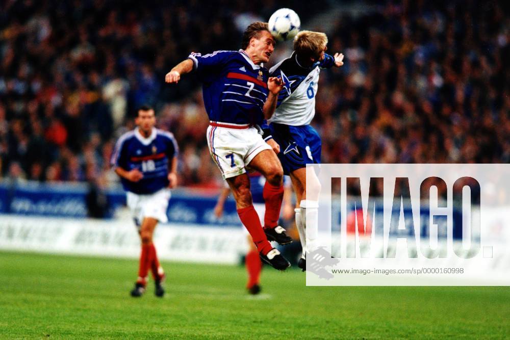 Didier Deschamps (li., Frankreich) im Kopfballduell mit einem Isländer Fußball Länderspiel Herren Europameisterschaftsqualifikation 1999, EM-Qualifikation, Nationalmannschaft, Nationalteam Gruppe Stade de France Paris