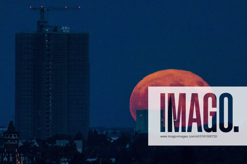 The so-called strawberry moon stands out at the rise next to the Steglitzer traffic circle in Berlin, 14 06 2022 Berlin Germany