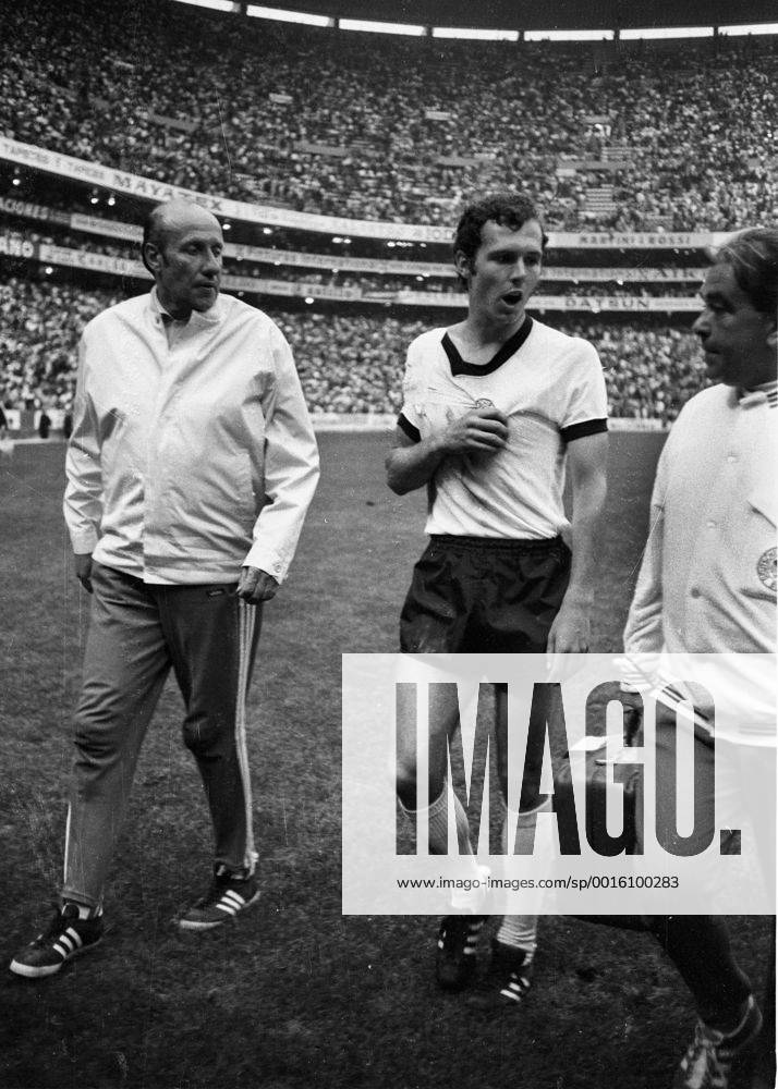 Franz Beckenbauer. Weltmeisterschaft 1970 in Mexico. Deutschland - Italien 17.6.1970. Beckenbauer verletzt. Li: Bundestrainer Helmut Schön. HM
