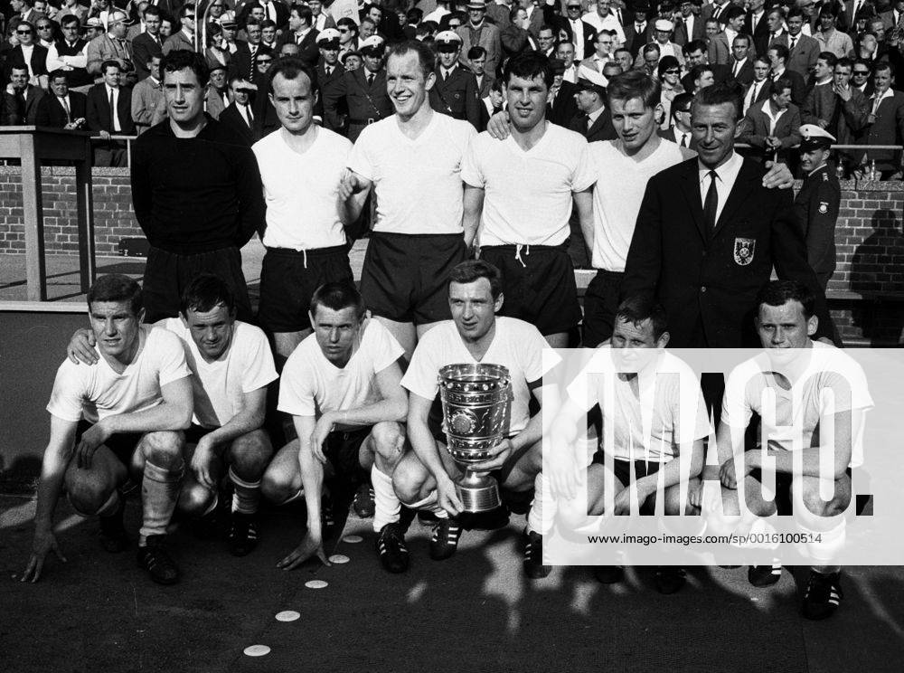 Borussia Dortmund Pokalsieger 1965 oben v.l. Torwart Hans Tilkowski, Wilhelm Sturm, Wolfgang Paul, Lothar Emmerich, Theodor Redder, Trainer Hermann Eppenhoff, vorn: Hermann Straschitz, Reinhold Wosab, Friedhelm -Timo- Konietzka, Alfred -Aki- Schmidt, Dieter Kurrat, Gerhard Cyliax. HM