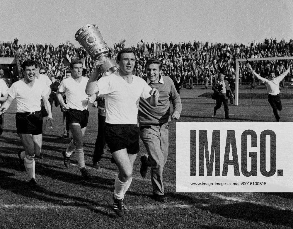 Pokalfinale Borussia Dortmund - Alemannia Aachen v.l. BVB Spieler Lothar Emmerich, Hermann Straschitz, Alfred -Aki- Schmidt mit Pokal HM