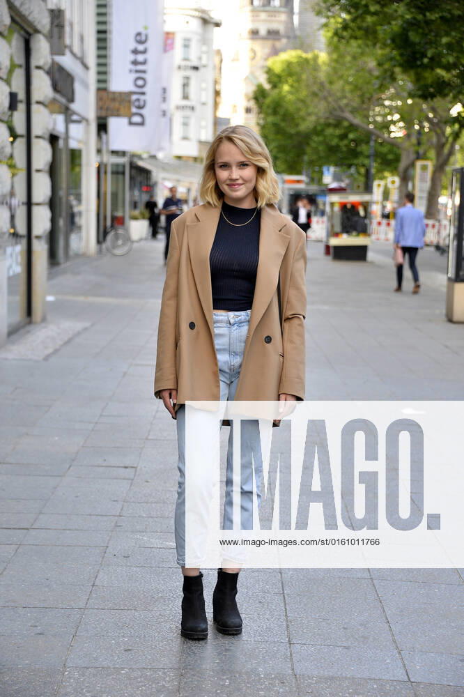 Eva Johanna Nuernberg Arrival to the German Drama Award Dinner Hotel ZOO Berlin 14 June 2022