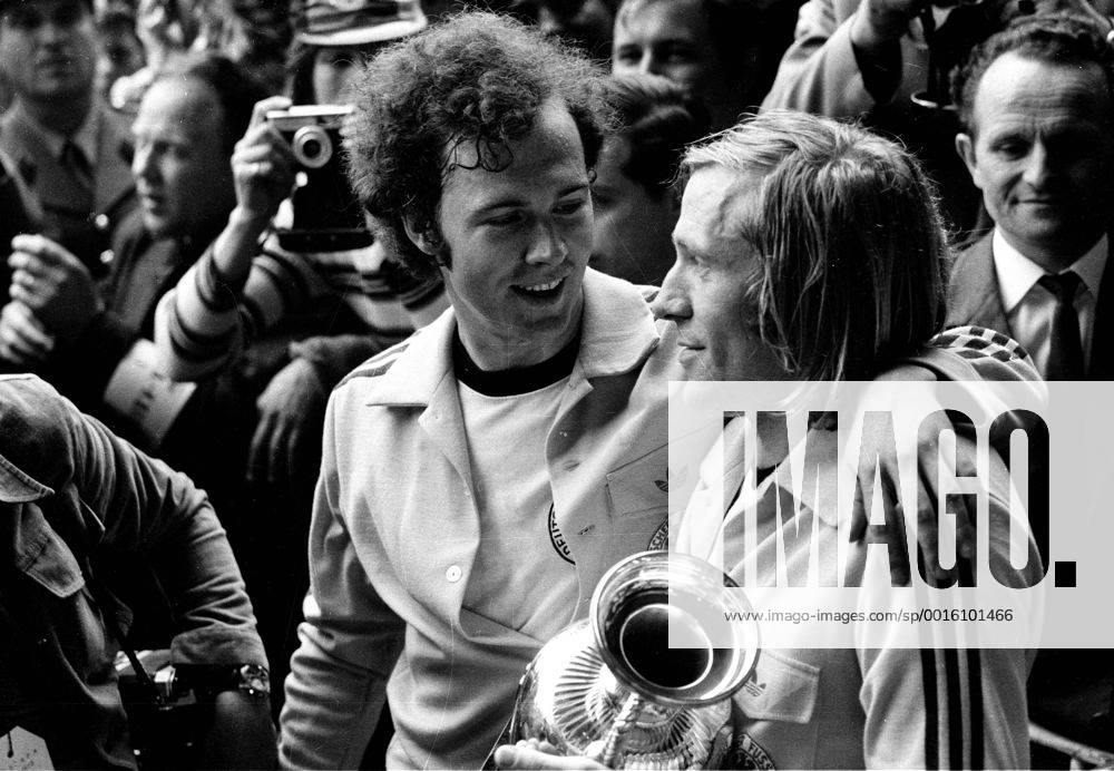 EM72 Finale Deutschland-UdSSR 3:0 in Brüssel Franz Beckenbauer und Günter Netzer mit Pokal HM