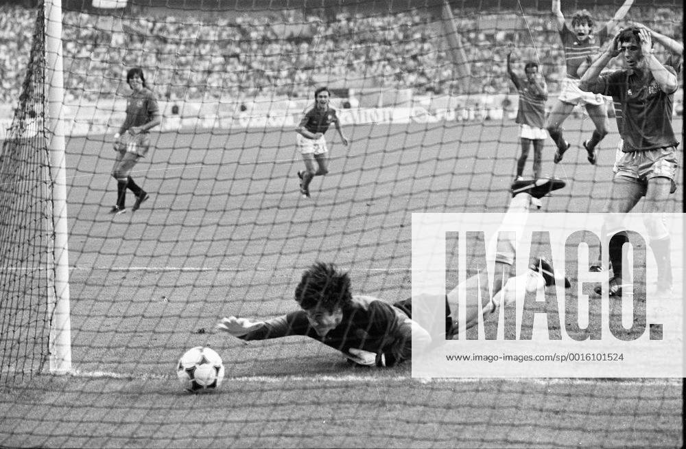 Fußball, EM Finale 1984 in Paris, Frankreich - Spanien Europameisterschaft 1984: Finale Frankreich- Spanien 2:0 27.6. in Paris. Torwart Luis Arconada (Spanien) gibt beim 1:0 für Frankreich durch Michel Platini keine gute Figur ab. HM