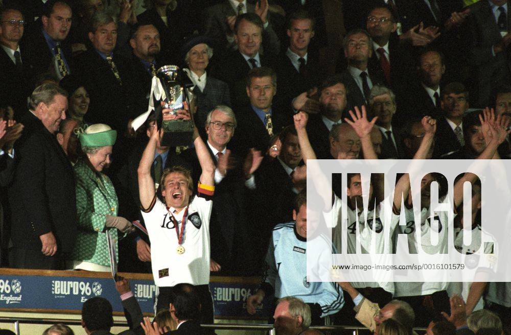 Europameisterschaft 1996. Jürgen Klinsmann mit dem Pokal. Li.: Queen Elizabeth II. u. UEFA-Präs. Lennart Johansson. Re: Torwart Andreas Köpke, Markus Babbel, Marco Bode. HM