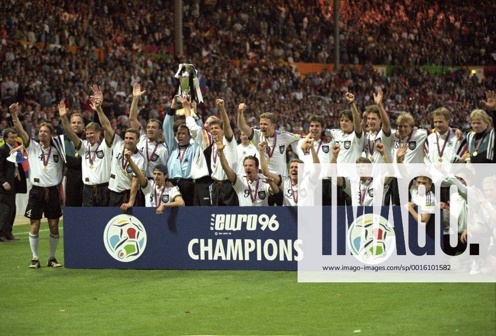 Europameisterschaft 1996. Europameister Deutschland nach Finalsieg am 30.6.1996 in Wembley, v.li.: Steffen Freund, Oliver Reck, Stefan Reuter, Stefan Kuntz, Jürgen Kohler, Mehmet Scholl, Andreas Köpke, Dieter Eilts, Andreas Möller, Fredi Bobic, Oliver Bierhoff, Thomas Strunz, Markus Babbel, Christian Ziege, Thomas Helmer, Marco Bode, Jürgen Klinsmann, Thomas Häßler, Rene Schneider, Jens Todt, Oliver Kahn und Matthias Sammer HM