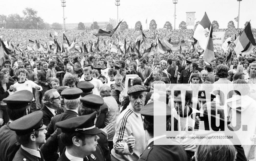 FB EM-Finale 1972 Jubelnde Deutsche Spieler und Fans auf dem Platz, vorn Bundestrainer Helmut Schön und Franz Beckenbauer. HM