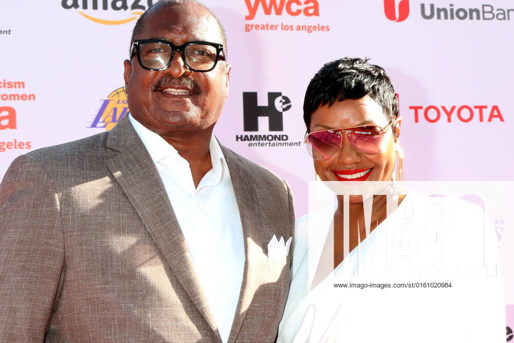 LOS ANGELES - JUN 14: Mathew Knowles, Gena Knowles at the 2022 YWCA Greater Los Angeles Phenomenal Woman Awards at the You Tube Theater on June 14, 2022 in Los Angeles, CA Los Angeles USA - ZUMAnc22 20220614_zaa_nc22_080