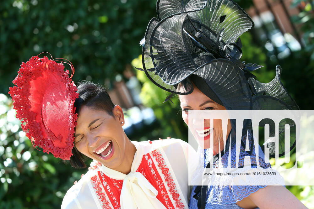 Ascot, Windsor, GBR Fashion Women with hats at the racecourse Ascot racecourse spectators, visitors, audience, fashion, fashionable, women, elegance, elegant, hats, high society, society, people, persons, female, feminine, headgear 220615D503ROYAL ASCOT JPG