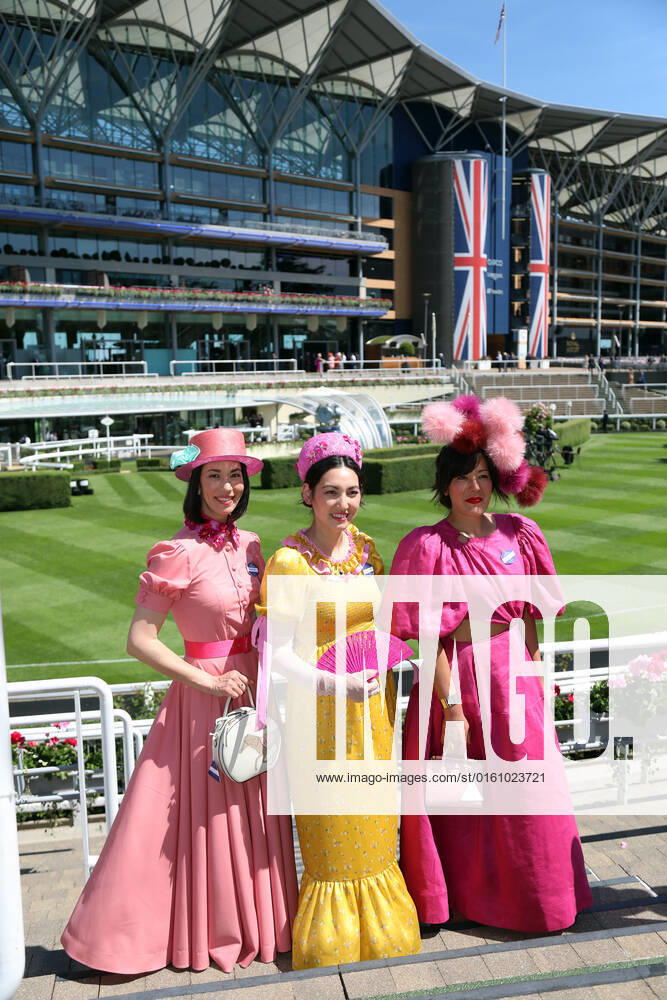 Ascot, Windsor, GBR Fashion Women with hats at the racecourse Ascot racecourse spectators, visitors, audience, fashion, fashionable, women, elegance, elegant, hats, high society, society, people, persons, female, feminine, headgear 220615D505ROYAL ASCOT JPG