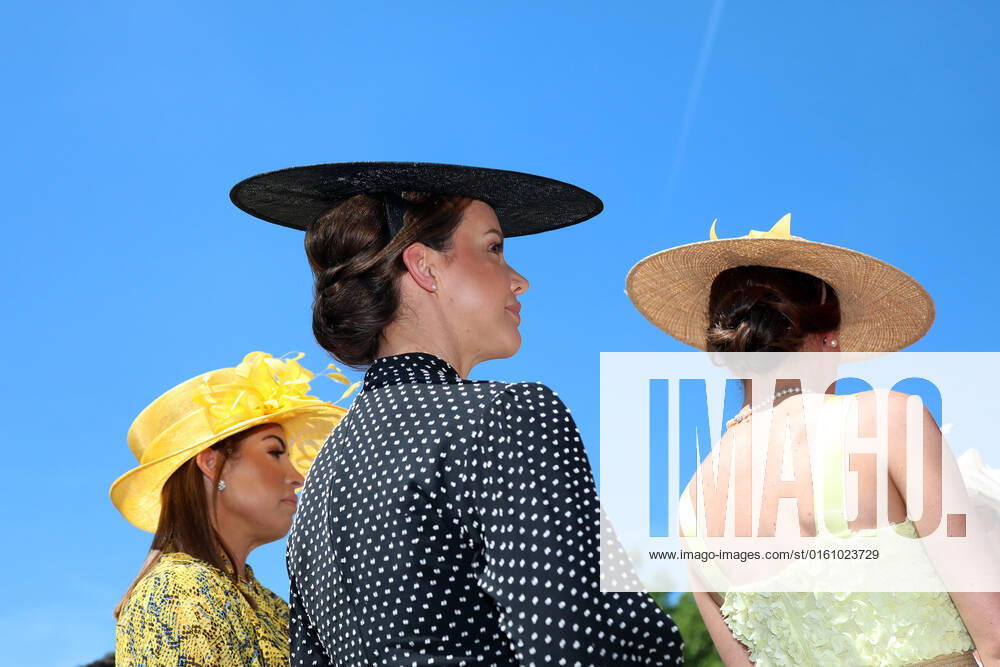 Ascot, Windsor, GBR Fashion Women with hats at the racecourse Ascot racecourse spectators, visitors, audience, fashion, fashionable, women, elegance, elegant, hats, high society, society, people, persons, female, feminine, headgear 220615D509ROYAL ASCOT JPG