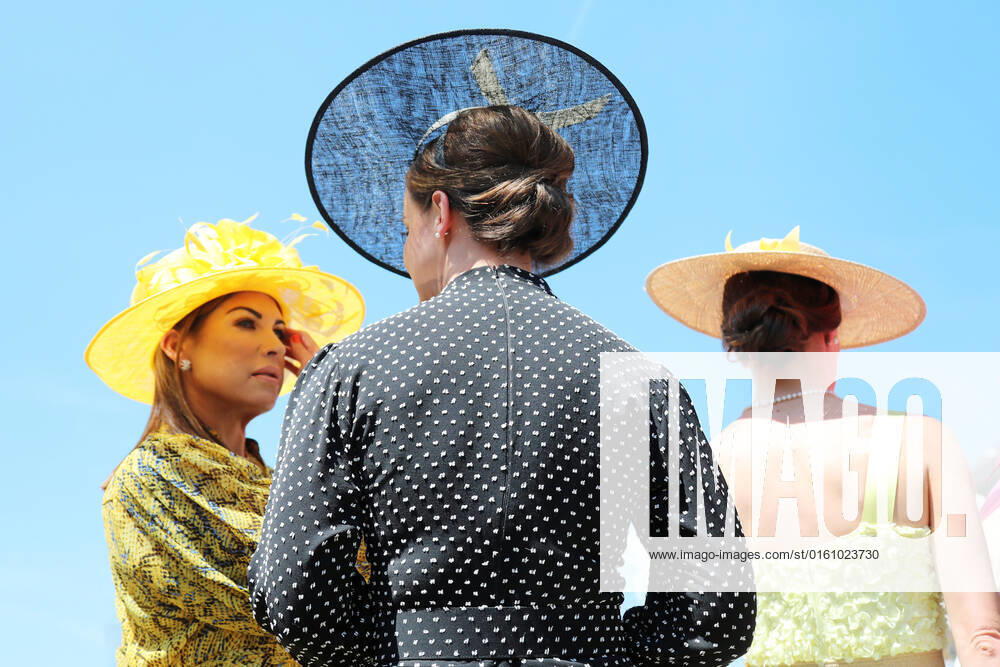 Ascot, Windsor, GBR Fashion Women with hats at the racecourse Ascot racecourse spectators, visitors, audience, fashion, fashionable, women, elegance, elegant, hats, high society, society, people, persons, female, feminine, headgear 220615D510ROYAL ASCOT JPG