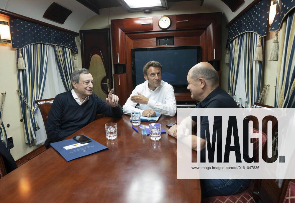 Ukraine-Konflikt, Olaf Scholz, Mario Draghi und Emmanuel Macron reisen nach Kiew June 16, 2022, Parigi: Il premier Mario Draghi, il presidente francese Emmanuel Macron e il cancelliere tedesco Olaf Scholz sono comparsi in alcuni scatti fotografici che li ritraggono insieme nel vagone di un treno. Si tratta del convoglio che li sta portando a Kiev, dove i tre leader Ue hanno in programma oggi di incontrare il presidente ucraino Volodymyr Zelensky. ANSA FILIPPO ATTILI UFFICIO STAMPA PALAZZO CHIGI Parigi - ZUMAa110 20220616_zaf_a110_001