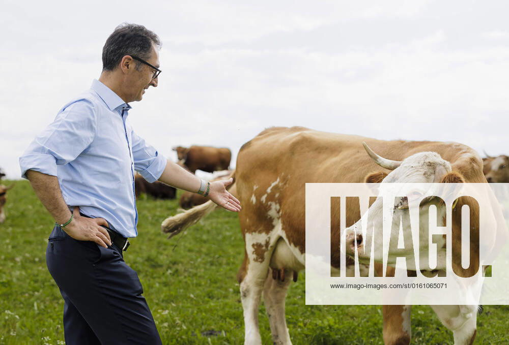 Cem Oezdemir Buendnis 90 Die Gruenen , Federal Minister for Agriculture and Food, visits a demeter farm in Holzkirchen, 16 06 2022 Holzkirchen Germany
