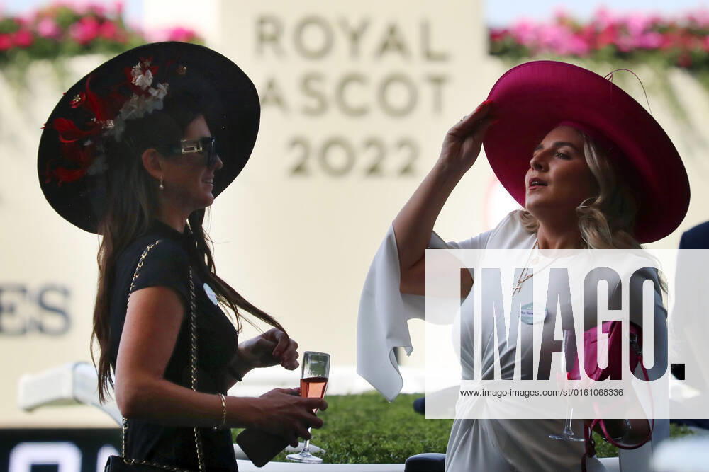 Ascot, Windsor, GBR Fashion Women with hats at the racecourse Ascot racecourse spectators, visitors, audience, fashion, fashionable, women, elegance, elegant, hats, high society, society, people, persons, female, feminine, headgear 220616D576ROYAL ASCOT JPG