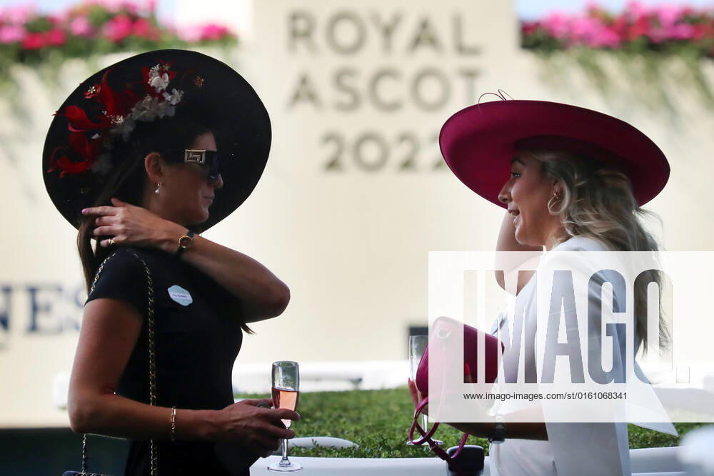 Ascot, Windsor, GBR Fashion Women with hats at the racecourse Ascot racecourse spectators, visitors, audience, fashion, fashionable, women, elegance, elegant, hats, high society, society, people, persons, female, feminine, headgear 220616D577ROYAL ASCOT JPG
