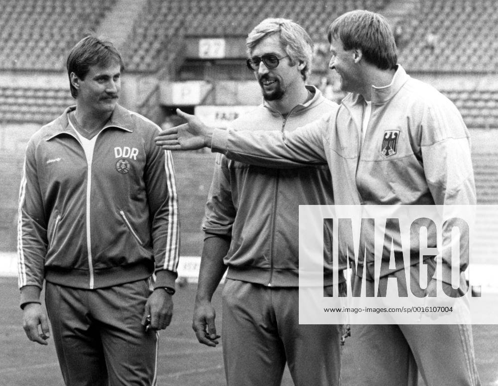 Leichtathletik-Länderkampf BR Deutschland - DDR, Siegerehrung Diskuswerfen: Sieger Jürgen Schult (li., DDR) verweigert Wolfgang Schmidt (Platz 2) den Handschlag, mi.: Rolf Danneberg (Platz 3, beide BRD)