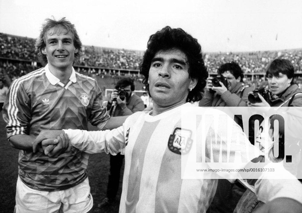 Vierländerturnier in Berlin, BR Deutschland - Argentinien: Jürgen Klinsmann (li., BRD) und Diego Maradona (Argentinien)