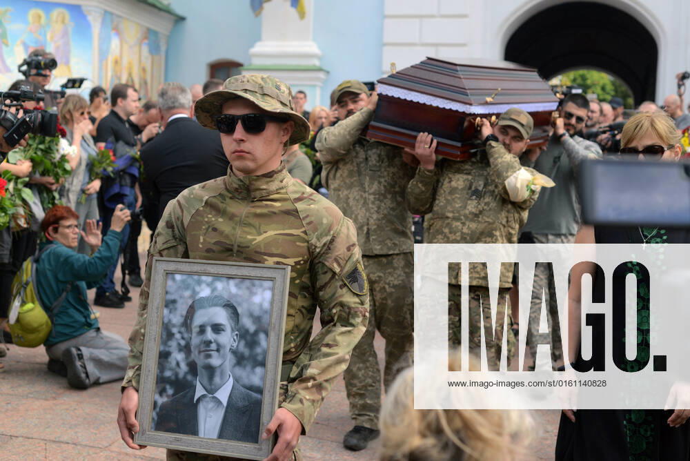 KYIV, UKRAINE - JUNE 18, 2022 - A funeral procession of civil activist, 2014 Revolution of Dignity participant and serviceman of the 93rd Separate Kholodnyi Yar Mechanized Brigade Roman Ratushnyi, 24, who died fighting Russian invaders near Izium, Kharkiv Region, sets out from St Michael s Cathedral to Maidan Nezalezhnosti, Kyiv, capital of Ukraine. This photo cannot be distributed in the Russian Federation. Kyiv pays last respects to Ukrainian defender Roman Ratushnyi
