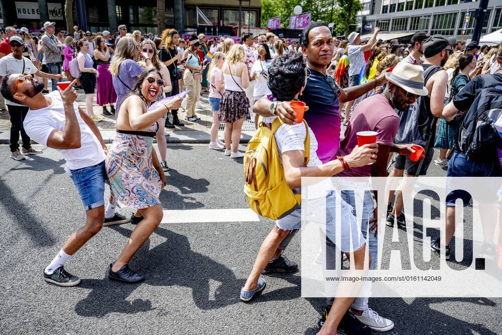 2022 06 18 14 58 01 ROTTERDAM Audience on during Pink Saturday at the Coolsingel Pink Saturday is held in Rotterdam, an annual national event that focuses on the emancipation of the LGBTQ community with a march, information market and performances ANP ROBIN UTRECHT netherlands out belgium out