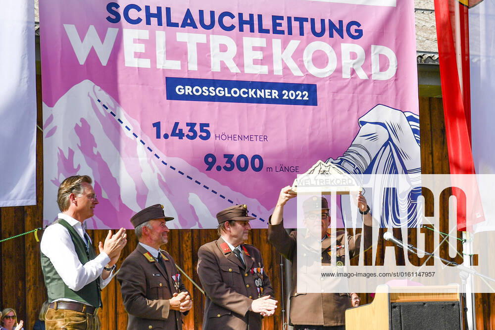 Bilder des Jahres 2022, News 06 Juni 20220618 Weltrekordversuch der Freiwilligen Feuerwehr Bruck an der Grossglocknerstrasse BRUCK AN DER GROSSGLOCKNERSTRASSE, AUSTRIA - JUNE 18: Dr. Johannes Hoerl Vorstand und Generaldirektor der Grossglockner Hochalpenstrassen, Brandrad Franz Eder Freiwillige Feuerwehr Bruck an der Grossglocknerstrasse, Hauptbrandinspektor Peter Oberhollenzer Freiwillige Feuerwehr Fusch und Hauptbrandinspektor Christian Plaickner Freiwillige Feuerwehr Bruck an der Grossglocknerstrasse beim Weltrekord bei der Edelweissspitze am 18.Juni 2022 in Bruck an der Grossglocknerstrasse,Oesterreich 220618_SEPA_26_012