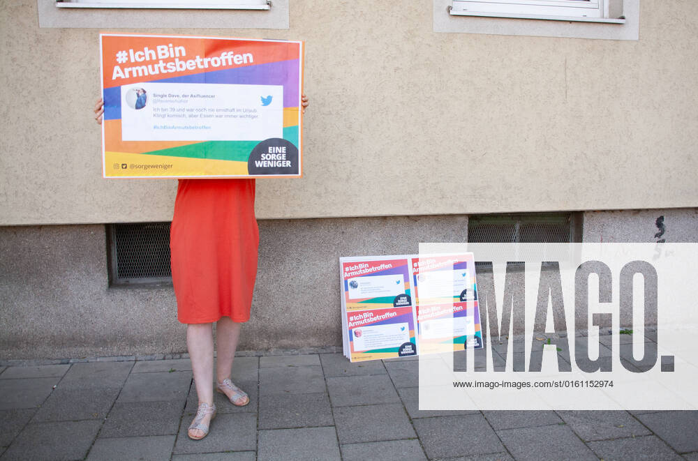 IchBinArmutsbetroffen Fotoaktion Am 18.6.2022 gab es in München ein Fotoflashmob der Kampagne Ich Bin Armutsbetroffen. Die Bewegung bildete sich auf Twitter, nachdem eine Hartz IV Empfängerin am 17.5. einen Tweet absetzte, in dem sie ihre Situation beschrieb und den Hashtag IchBinArmutsbetroffen verwendete. Im Anschluss trendete der Hashtag auf Twitter und erzeugte so bundesweit Aufmerksamkeit. -- On June 18, 2022 there was a photo flashmob of activists of the campaign I am affected of poverty. The movement grew from a tweet of a Hartz IV recipient which described her conditions living from public welfare. She used the Hashtag IAmAffectedOfPoverty. The Hashtag trended afterwards all over Germany. München Bayern Deutschland