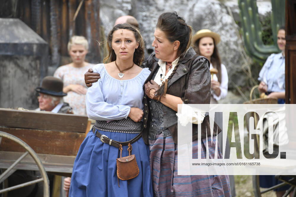 Melanie Böhm and Katy Karrenbauer at the press conference of the Karl May Games 2022 with first scenes from The Oil Prince at the open-air theater at Kalkberg Bad Segeberg, 17 06 2022 Foto:xN.xKubelkax xFuturexImage