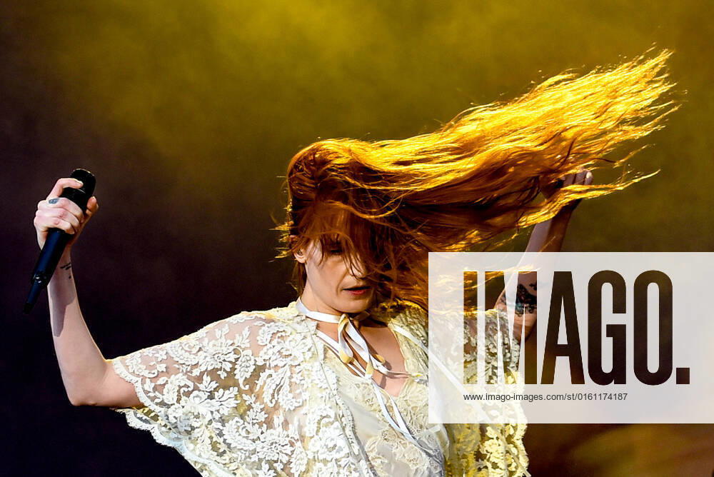 Berlin Tempelhof Sounds Festival Berlin 2022 10 06 2022,The singer Florence Leontine Mary Welch from the English band Florence the Machine is on stage at the Tempelhof Sounds Festival on the grounds of the former airport Berlin Tempelhof
