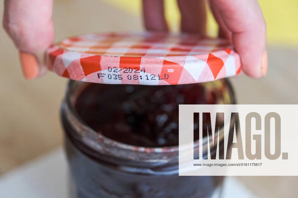Düsseldorf 19 06 2022 cherry jam jam jar breakfast jam food expiration date expiration date freshness date best before date fruits pome fruit use by date sugar content fructose content painted fingernails fingernail nail polish Düsseldorf North Rhine Westphalia Germany