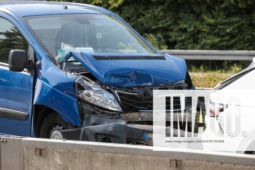 14 Betroffene bei Unfall auf der A46 Wuppertal, 19.06.2022 Nachdem sich kurz vor der Anschlussstelle Oberbarmen am Sonntagnachmittag gegen 16:15 Uhr ein Verkehrsunfall mit zwei Fahrzeugen ereignet hatte krachten im spontanen Rückstau zwei weitere Fahrzeuge ineinander. Wie Feuerwehr-Einsatzleiter Lars Kuhnen vor Ort erklärte, waren insgesamt 14 Personen bei den beiden Unfällen betroffen, davon wurden sieben rettungsdienstlich versorgt, fünf gelten demnach als verletzt und wurden teilweise auch in Krankenhäuser gebracht. Es entstand erheblicher Sachschaden und einer langer Rückstau durch die eingerichtete Vollsperrung der A46 in Fahrtrichtung Autobahnkreuz Wuppertal-Nord. Die Feuerwehr hatte die Alarmierung zu de