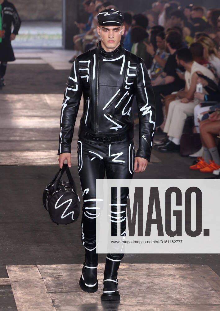 Model presents creation from the Spring Summer 2023 menswear collection by Moschino during the Milan Men s Fashion Week, in Milan, Italy, 19 June 2022. The Milano Moda Uomo displays Spring Summer 2023 collections and runs from 17 to 21 June. .ANSA MATTEO BAZZI MILAN ITALY - ZUMAa110 20220619_zaf_a110_029