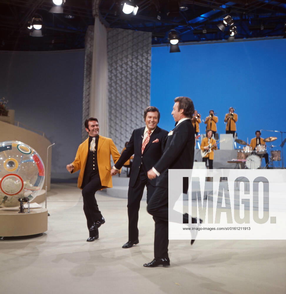 DREI MAL NEUN Drei mal Neun, ZDF Quizshow, Deutschland, 1971, im Bild: Bandleader Max Greger, Showmaster Wim Thoelke und Showgast Peter Alexander bei einer heiteren Showdarbietung. Drei mal Neun, TV quiz show, Germany, 1971, on the photo: Bandleader Max Greger, presenter Wim Thoelke and show guest Peter Alexander with a cheerful show performance., Deutschland