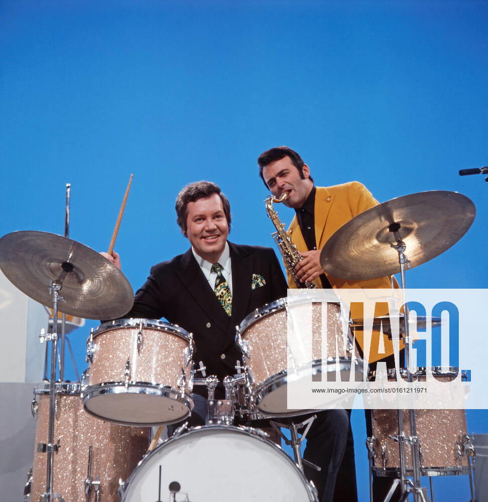 DREI MAL NEUN Drei mal Neun, ZDF Quizshow, Deutschland, 1971, im Bild: Showmaster Wim Thoelke, hier am Schlagzeug mit Bandleader Max Greger am Saxophon. Drei mal Neun, TV quiz show, Germany, 1971, on the photo: presenter Wim Thoelke, here on the drums with Band leader Max Greger on saxophone., Deutschland