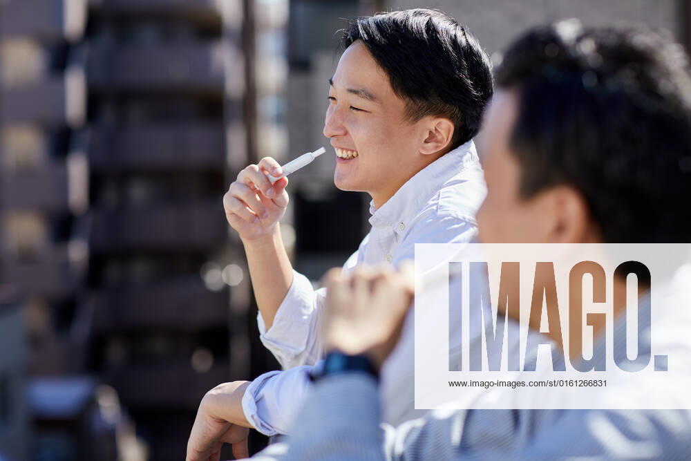 Japanese men smoking outside AFLO178185829 , 178185829.jpg, ,model released, Symbolfoto
