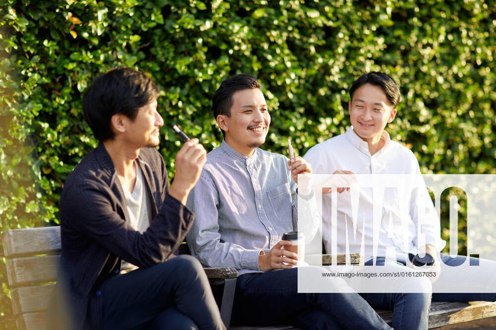 Japanese men smoking outside AFLO178185924 , 178185924.jpg, ,model released, Symbolfoto