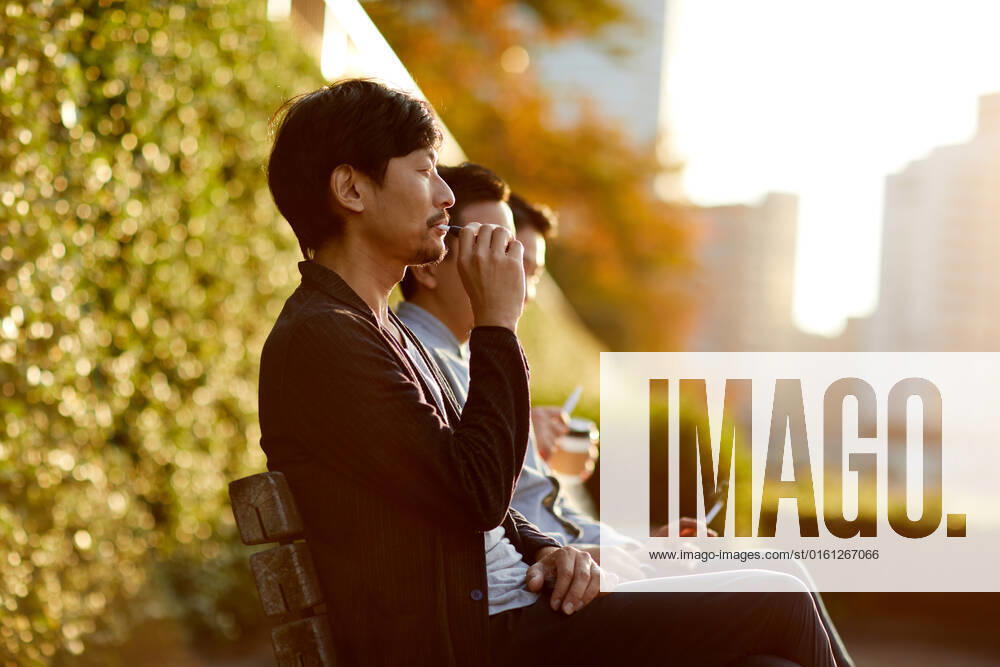 Japanese men smoking outside AFLO178185929 , 178185929.jpg, ,model released, Symbolfoto