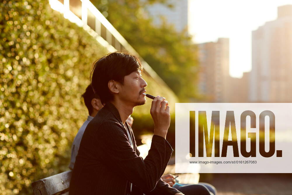 Japanese men smoking outside AFLO178185939 , 178185939.jpg, ,model released, Symbolfoto
