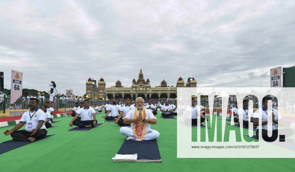 (220621) -- MYSURU, June 21, 2022 -- Indian Prime Minister Narendra Modi (front) performs yoga along with people on International Yoga Day at the Mysuru Palace, in Mysuru, India, June 21, 2022. UNI) INDIA-MYSURU-PRIME MINISTER-INTERNATIONAL YOGA DAY JavedxDar