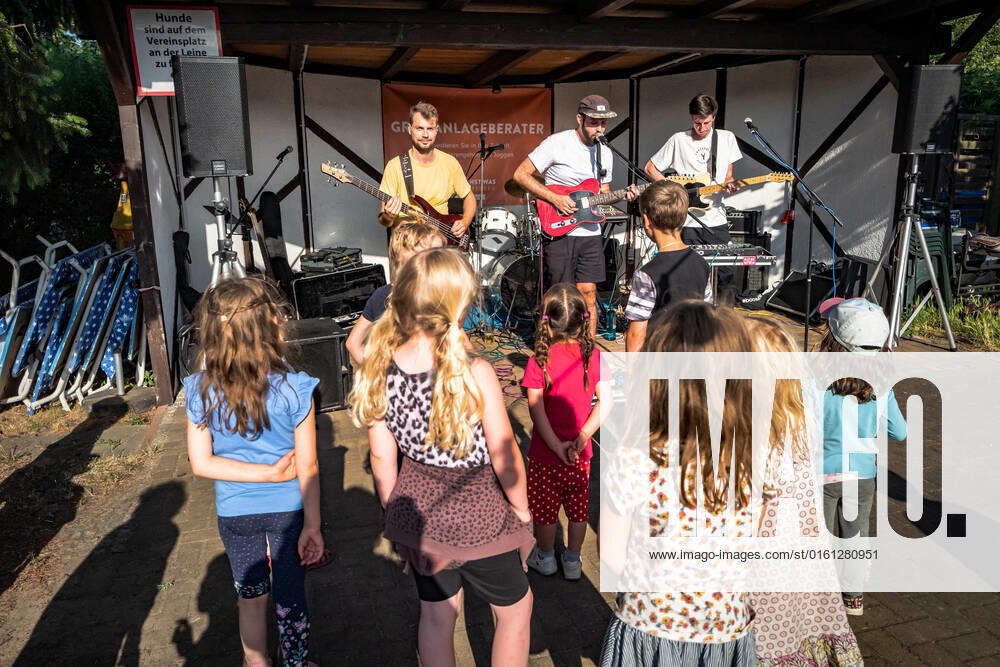 Berlin Pankow OT Prenzlauer Berg Fete de la Musique in Bornholmer Gärten , Bornholm 125 21 06 2022 Berlin