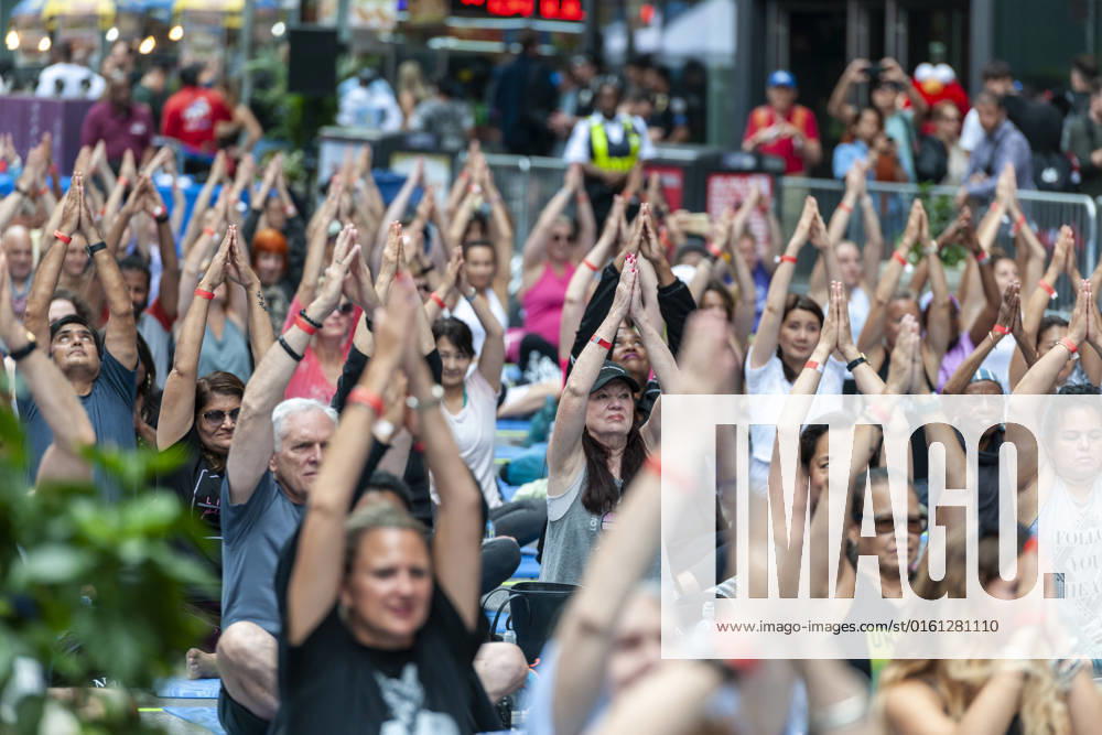 20th annual Mind over Madness Yoga on the Summer Solstice in Times Square Yoga practitioners pack Times Square in New York to practice yoga on the summer solstice, first day of summer, Tuesday, June 21, 2022. The 20th annual Solstice in Times Square, Mind Over Madness , sponsored by Peloton, the Consulate General of India, New York and Smartwater, among others stretches the yogis ability to block out the noise and the visual clutter that surround them in the Crossroads of the World. The first day of summer has been declared the International Day of Yoga by the United Nations. ( RichardxB.xLevine