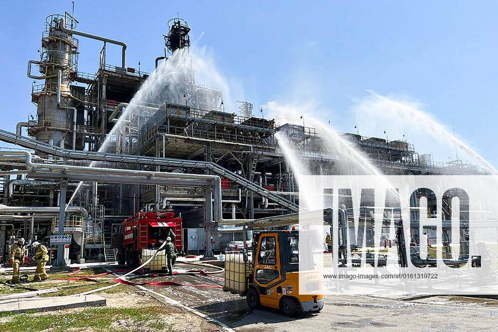 Russland, Brand in einer Öl-Raffinerie in Rostow ROSTOV-ON-DON REGION, RUSSIA - JUNE 22, 2022: Employees of the Russian Emergencies Ministry battle a fire at the Novoshakhtinsk oil refinery in Krasnosulinsky District of Russia s Rostov-on-Don Region. The fire covers an area of 50 square meters, with no threat of propagation; no casualties or injuries have been reported. The Rostov-on-Don Region Branch of the Russian Emergencies Ministry TASS THIS IMAGE HAS BEEN SUPPLIED BY A THIRD PARTY. TS137390