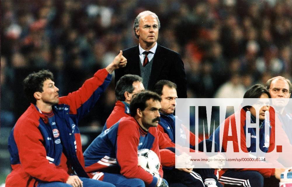 Trainer Franz Beckenbauer am Spielfeldrand hinter der Bank, links Lothar Matthäus mit erhobenem Daumen, rechts Uli Hoeneß, daneben Dr. Müller-Wohlfahrt Fußball 1. BL Herren FC Bayern München Gruppe Olympiastadion München