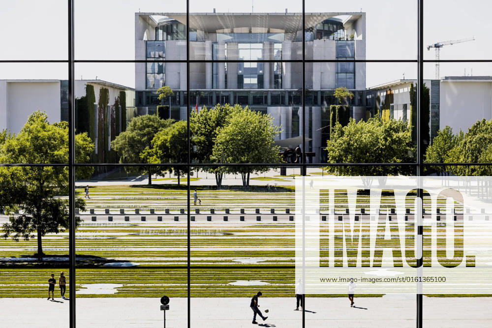 People stand out between Paul Loebe House and Federal Chancellery in Berlin, 22 06 2022 Berlin Germany