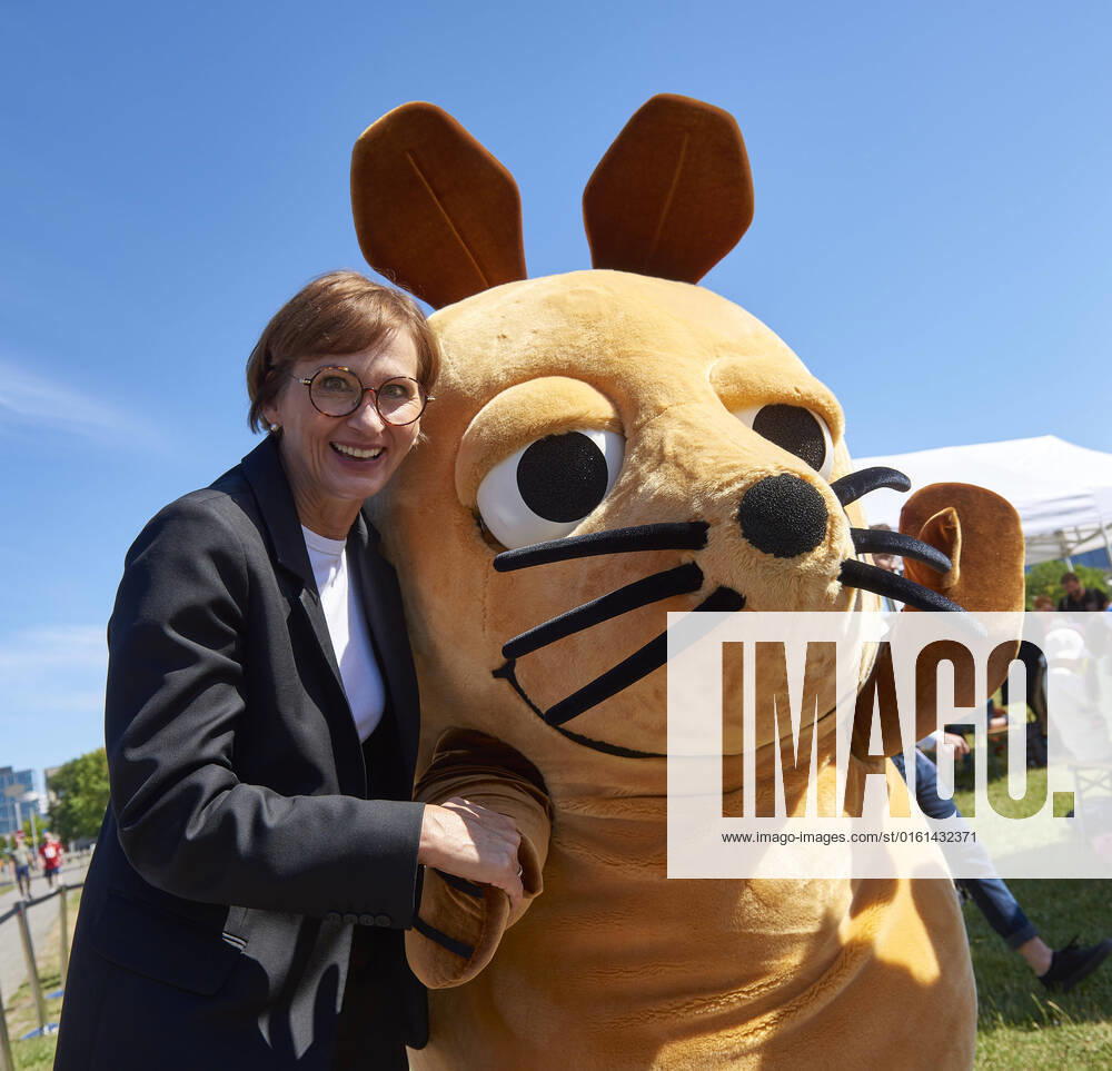 Bettina Stark Watzinger Day of the little researchers 2022 EUR, Germany, Berlin, 23 06 2022 On the occasion of the nationwide action day Day of the little researchers, a joint discovery and research takes place in front of the Reichstag With shovels, magnifying glasses and hands and the support of the mouse,