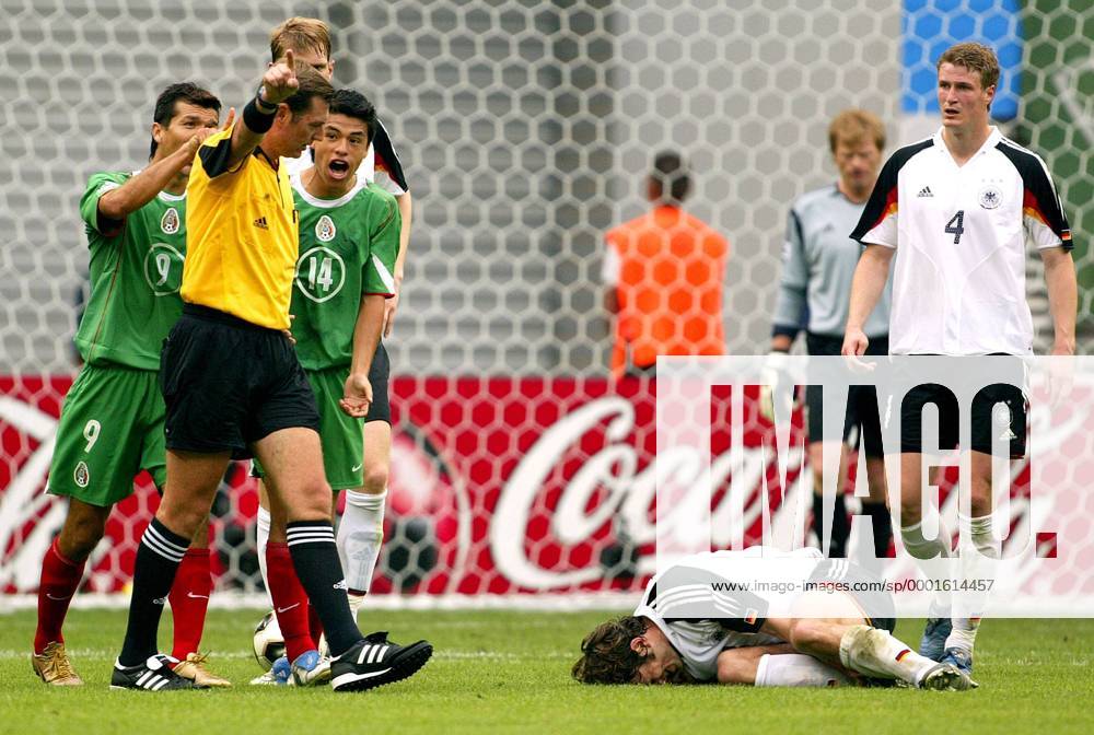 Schiedsrichter Matthew Breeze (Australien) gibt Freistoß für den verletzt am Boden liegenden Torsten Frings (Deutschland) und weist die reklamierenden Jared Borgetti (li.) und Gonzalo Pineda (beide Mexiko) zurück Fußball Länderspiel Herren Confederations Cup 2005, Confederationscup, Konföderationencup, Konföderationen, Länderspiel Gruppe Leipzig