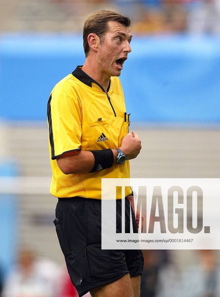 Schiedsrichter Matthew Breeze (Australien) gibt lautstark Anweisungen Fußball Länderspiel Herren Confederations Cup 2005, Confederationscup, Konföderationencup, Konföderationen, Länderspiel Einzelbild Leipzig