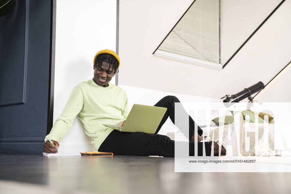 Young businessman writing in note pad at home model released, Symbolfoto property released, VPIF06488