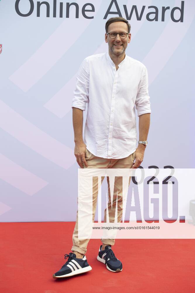 Simon BEECK, presenter, red carpet, red carpet show, presentation of the Grimme Online Awards 2022 on 23 06 2022 in the Flora Koeln,