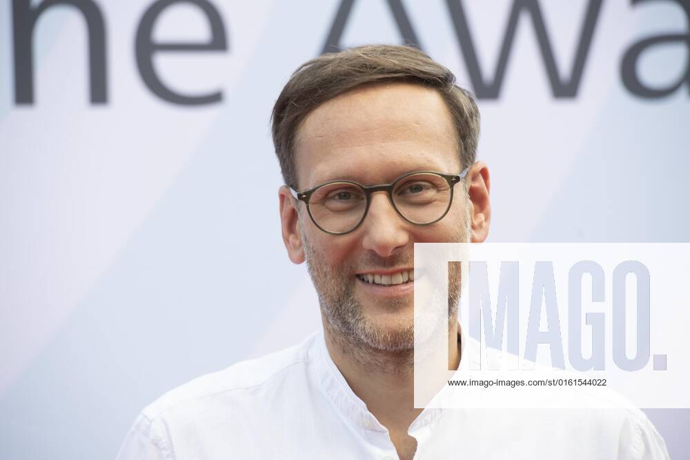 Simon BEECK, presenter, red carpet, red carpet show, presentation of the Grimme Online Awards 2022 on 23 06 2022 in the Flora Koeln,